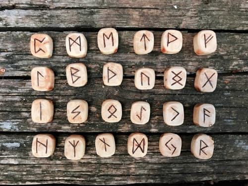 Les runes : À quoi s’attendre lors d’un tirage ?